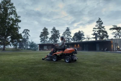 Thermischer Rasenmähertraktor HUSQVARNA R 216T AWD – Bild 2