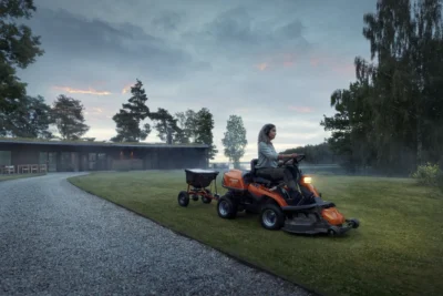 Thermischer Rasenmähertraktor HUSQVARNA R 216T AWD – Bild 3