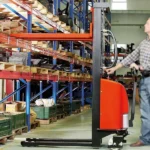 Halbelektrischer Stapler 1T – Umrahmende Langträger – Max. Hubhöhe 2500 mm – Bild 4