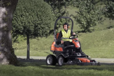 Thermischer Rasenmähertraktor Husqvarna P 524X EFI – Bild 2